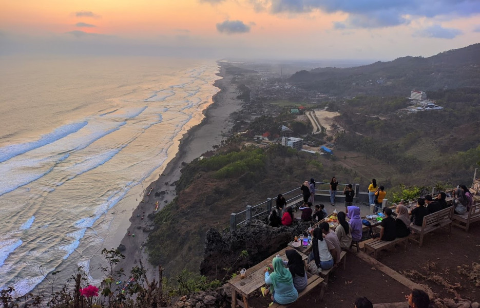 Pantai Ini The Real Surga Dunia Lihat Sunset Tanpa Halangan dari Atas Awan Pakai Paralayang, Bonus View Samudera Hindia