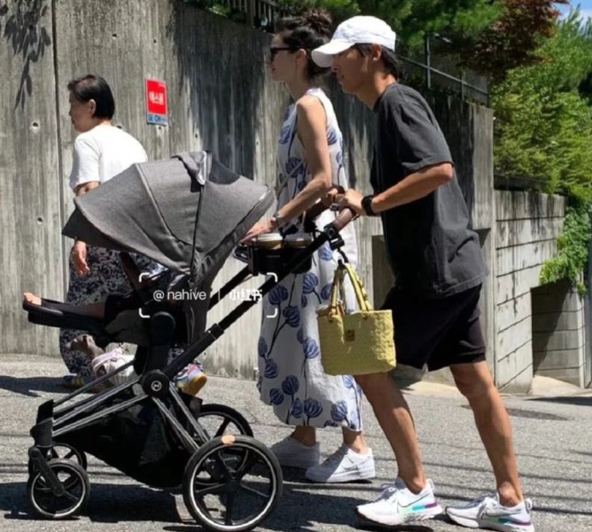 Song Joong Ki Terciduk Jalan Bareng Istri dan Anak di Seoul, Hot Daddy Lakukan Sikap Gentle Man yang Satu Ini!
