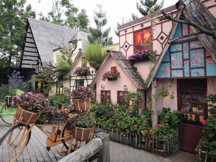Wisata di Bandung Ini Mirip di Dunia Fiksi dengan Rumah-rumah Bergaya Hobbit yang Begitu Indah