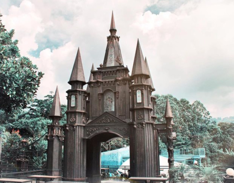Bukan Kastil Dunia Dongeng, Wisata Bandung Ini Mirip Nuansa Eropa Abad Lama yang Bisa Buat Nongkrong!