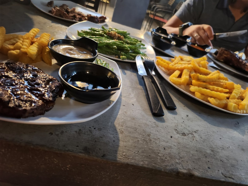 Steak Murah Rasa Bintang Lima! Lokasi Baru Jadi Satu Sama Tempat Ngopi, Cozy Banget Buat Nongkrong!