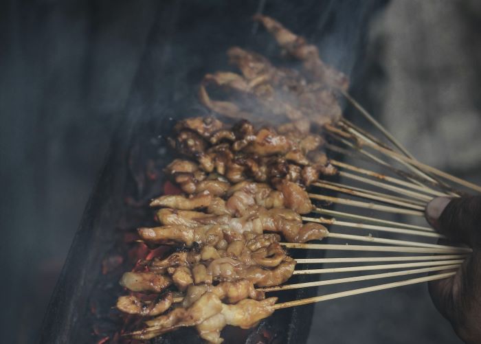 Cafe Sikabayan: Sajian Legendaris Sate Maranggi Khas Cianjur dan 66 Varian Surabi Menggoda Selera di Tengah Kota