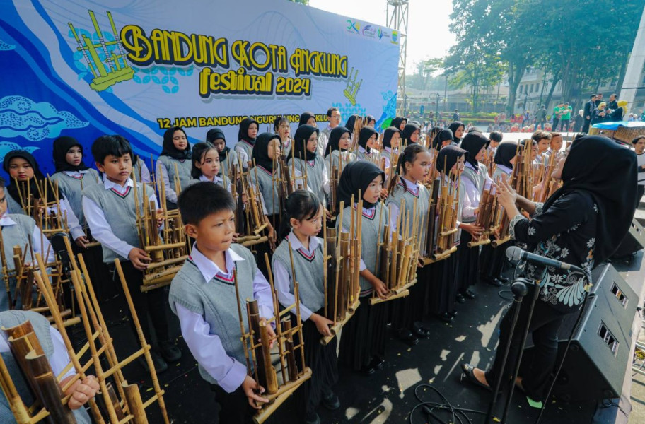 Anak-Anak Ini Berjasa Memberi Kota Bandung Pecahkan Rekor Bermain Angklung Terlama Selama 12 Jam