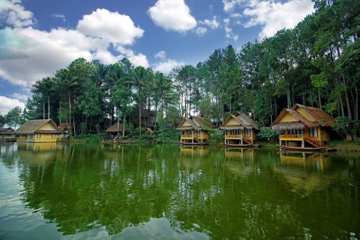 Tempat Healing Dekat Jakarta Villa di Atas Air Vibesnya Tenang dan Sejuk Banget, Pasti Betah Berlama-lama!