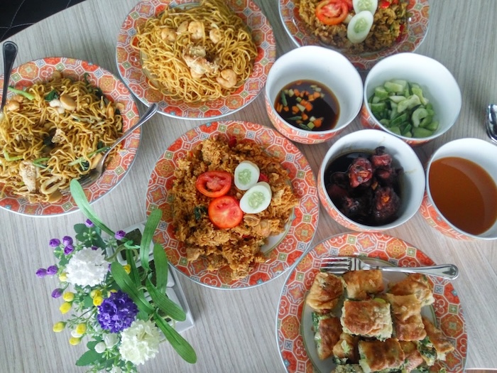 Tempat Makan Syahdu di Bogor Resto dengan View Kebun Jati yang Sejuk