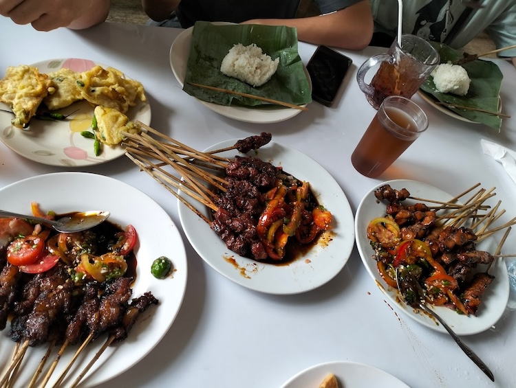 Warung Sate Maranggi H. Enoh: Destinasi Kuliner Viral dengan Menu Sunda yang Menggugah Selera Dekat Kebun Raya Bogor