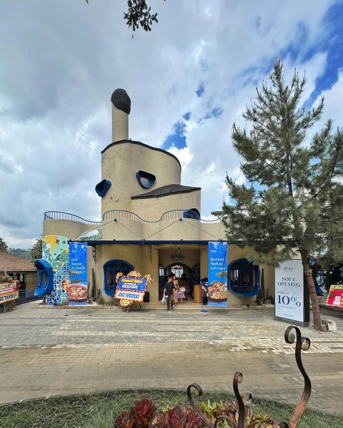 Berasa Sedang Kulineran di Disneyland, Inilah Cafe di Punclut Kawasan Sarae Hills Bandung yang Lagi Hits Banget!