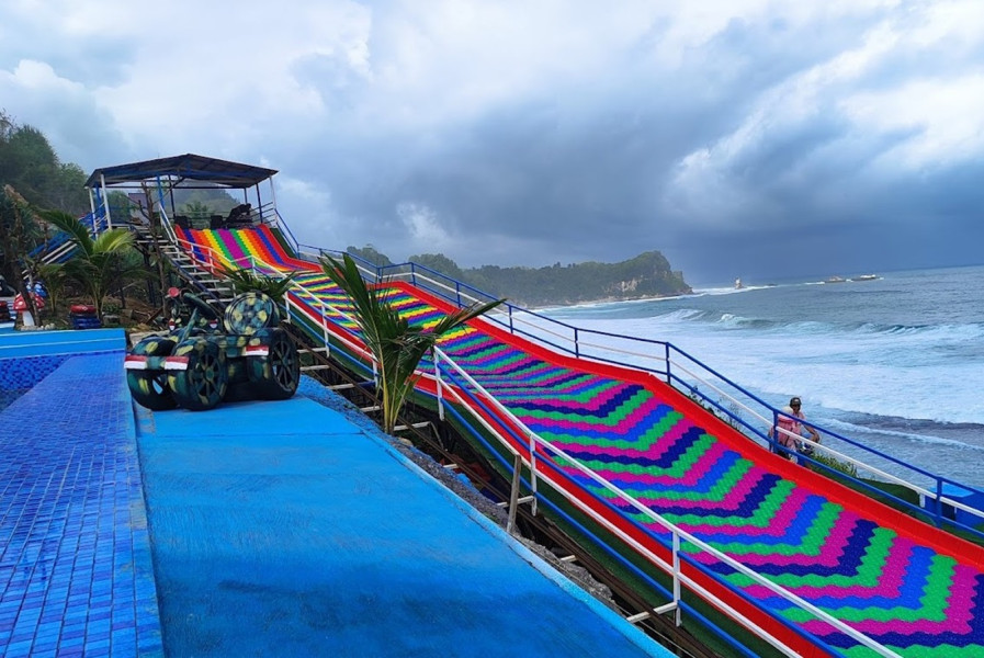 Cobain Seluncuran Rainbow Slide Anti Mainstream di Pinggir Pantai! Wisata Baru Pacitan Wonogiri yakni New Osanna Beach